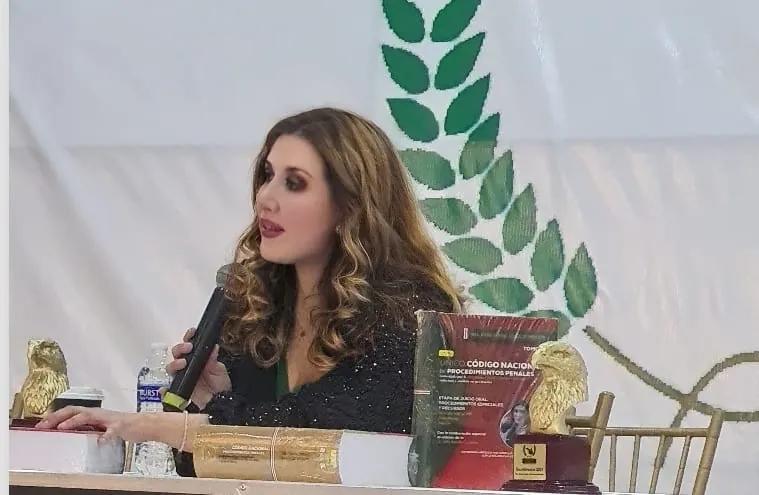 La Dra. González Obregón habla al micrófono durante la presentación de su obra