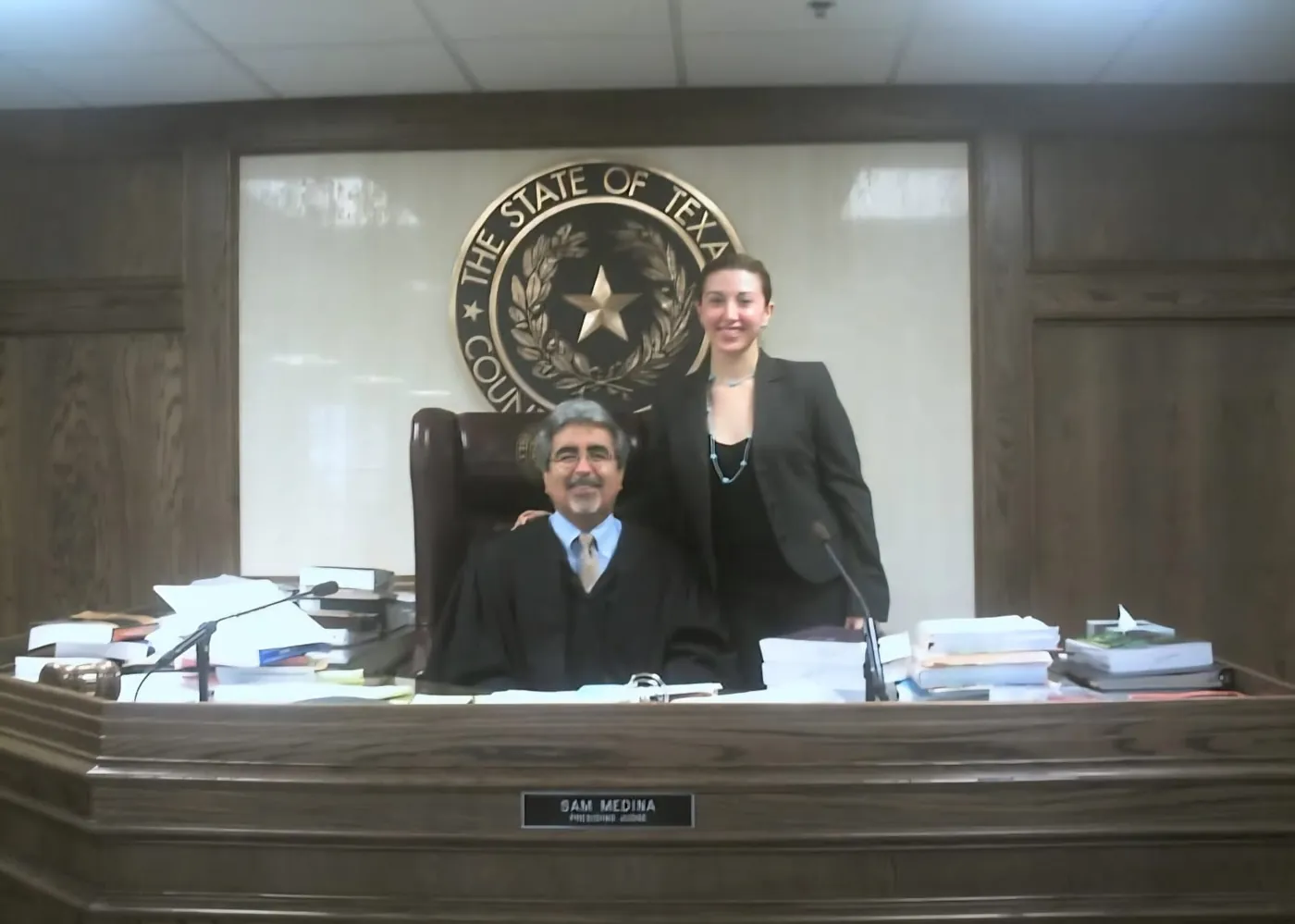 La Dra. González Obregón junto a un juez en una corte de Texas, Estados Unidos